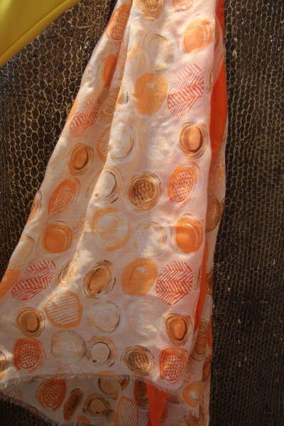 orangener Schal mit sommerlichen Druck und Schimmereffekten