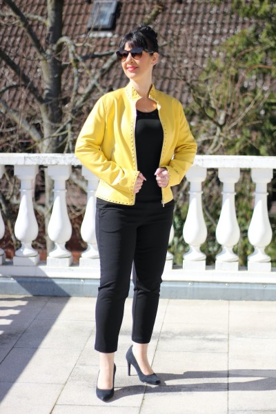 Lederimitat-Jacke gelb mit in silber gehaltenen Nietenlöchern